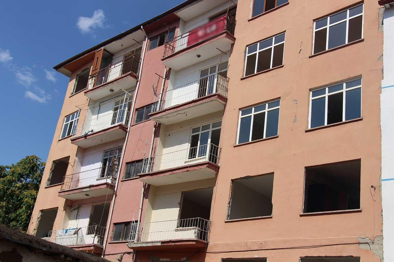 Yıkılmayan ağır hasarlı binalar ahlaksızlık, alkol ve uyuşturucu yuvasına döndü